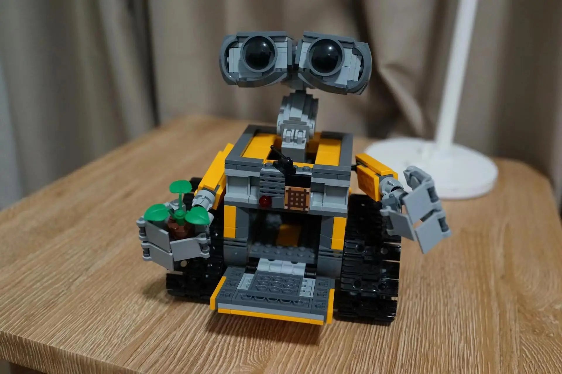 687PCS Robot Building Set – Compatible Movie Series DIY Model